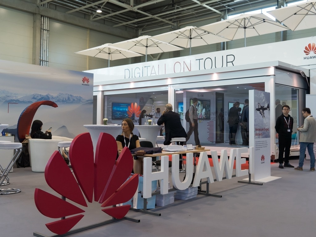 圖為2019年9月10日，在匈牙利布達佩斯舉行的國際電信聯盟2019年世界電信展上，人們在華為公司的展廳參觀。（新華社）