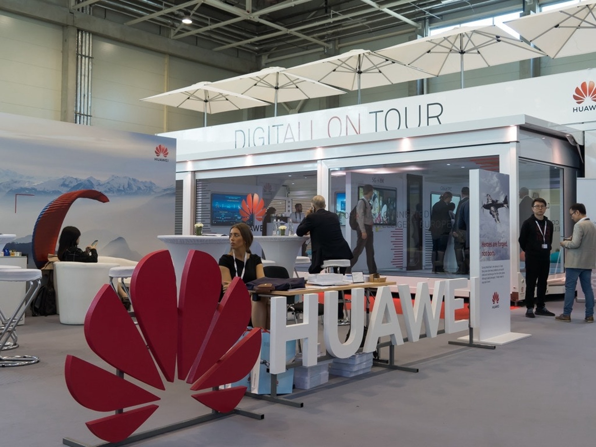 圖為2019年9月10日,在匈牙利布達佩斯舉行的國際電信聯盟2019年世界電信展上,人們在華為公司的展廳參觀。(新華社) 圖為2019年9月10日,在匈牙利布達佩斯舉行的國際電信聯盟2019年世界電信展上,人們在華為公司的展廳參觀。(新華社)