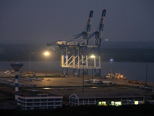 斯里蘭卡新一屆政府11月22日宣誓就任，新任總統戈塔巴亞・拉賈帕克薩被指有意從中國手上取回上屆政府出租的深水港。圖為2018年11月鏡頭下的斯里蘭卡赫班托達港。（Getty Images）