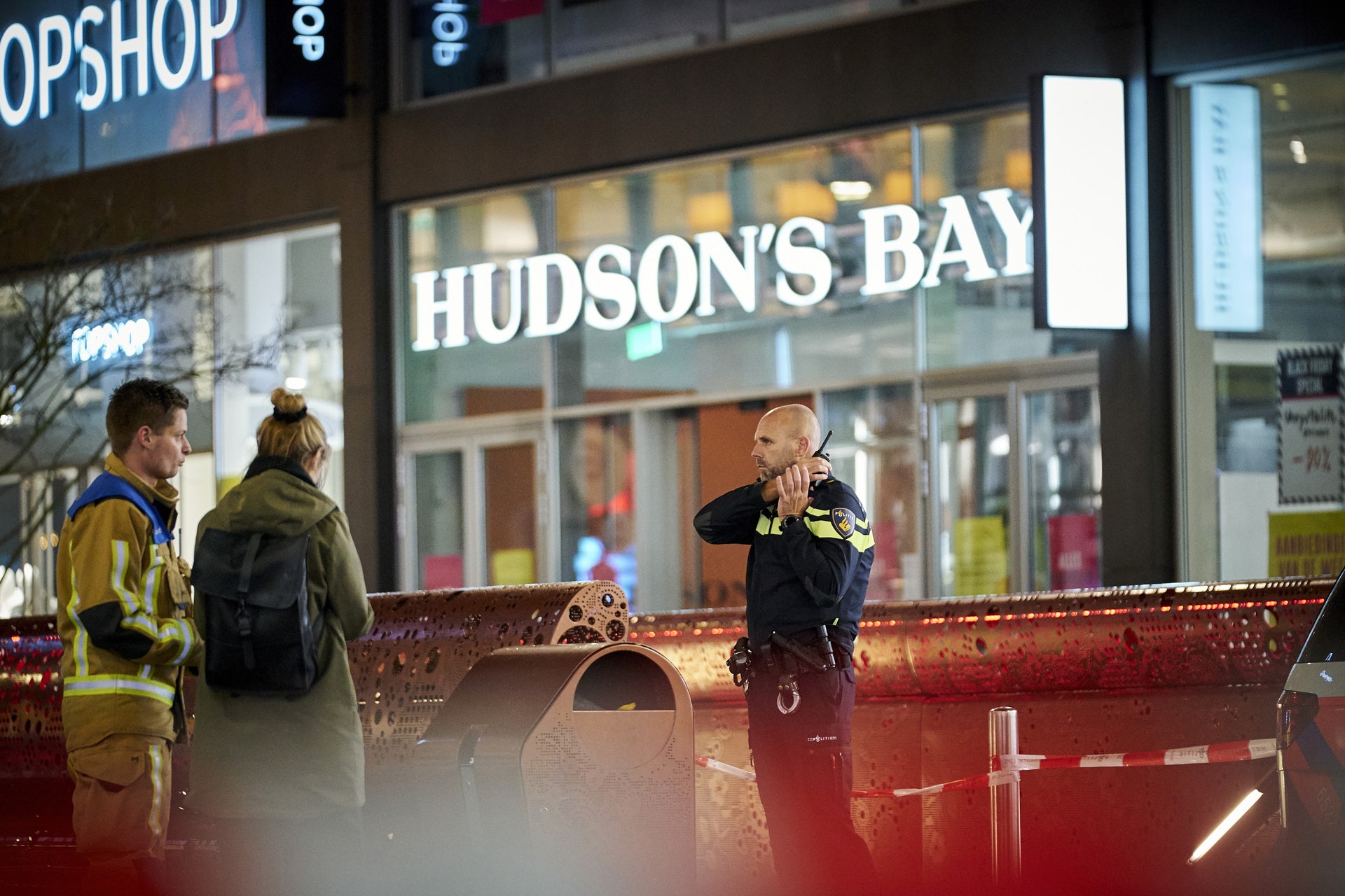 荷蘭城市海牙11月29日發生持刀襲擊事件,圖為兇手向途人施襲後,警方在市中心的購物大道設置封鎖線。(AP) 荷蘭城市海牙11月29日發生持刀襲擊事件,圖為兇手向途人施襲後,警方在市中心的購物大道設置封鎖線。(AP)