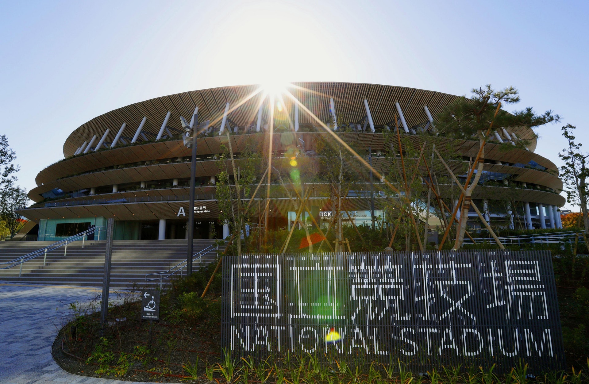 新場館正面入口,寫着了國立競技場的名字。(AP) 新場館正面入口,寫着了國立競技場的名字。(AP)