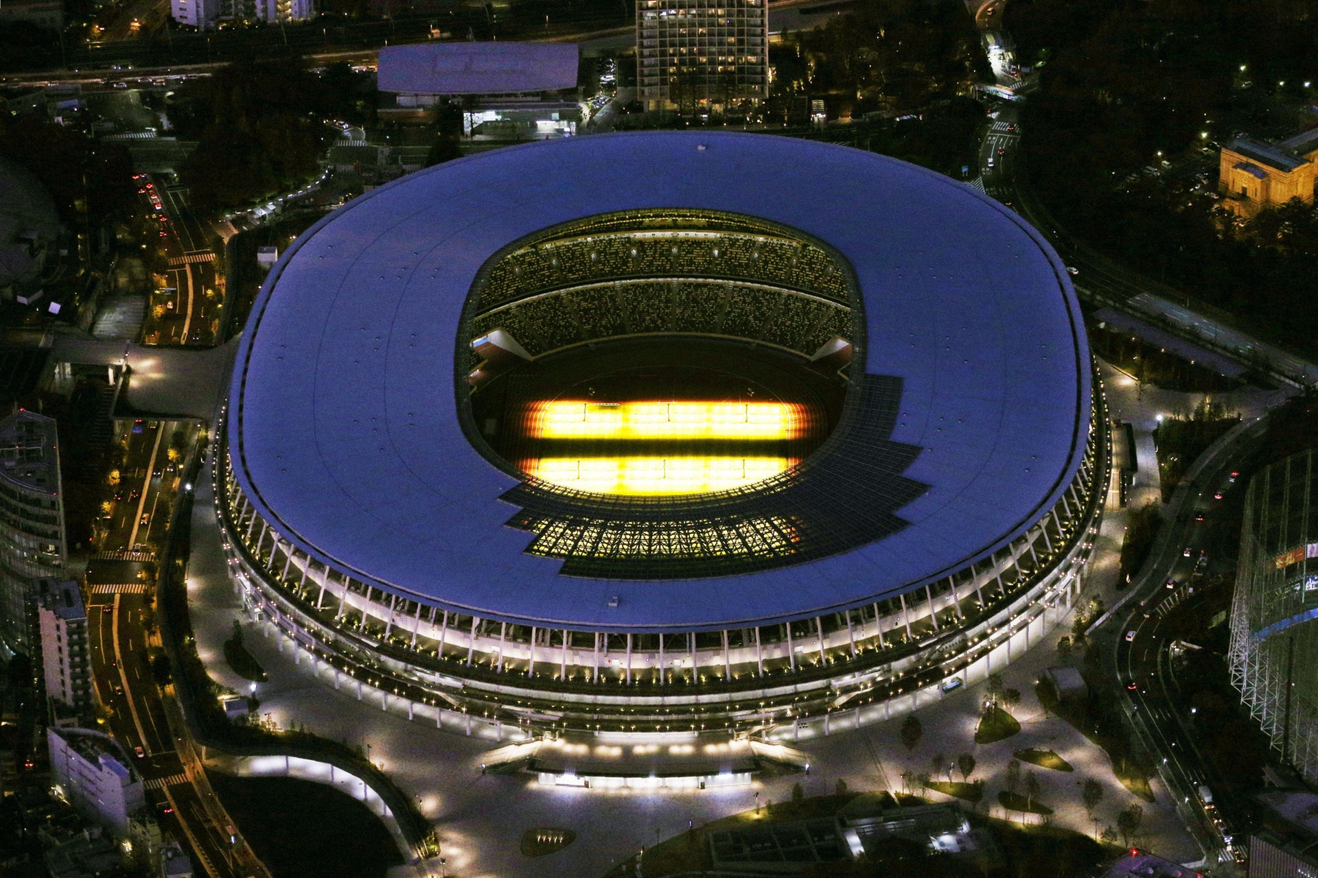 晚上,白色屋頂變暗的模樣。(AP)