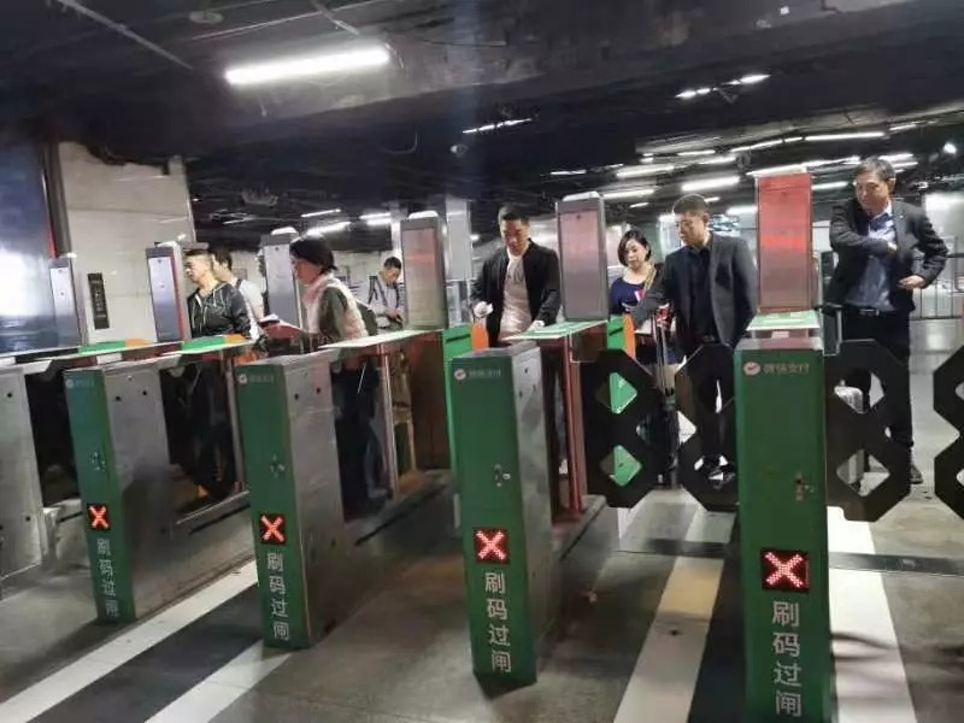 不少旅客搶先體驗微信QR Code搭乘廣深城際鐵路。(深圳特區報) 不少旅客搶先體驗微信QR Code搭乘廣深城際鐵路。(深圳特區報)