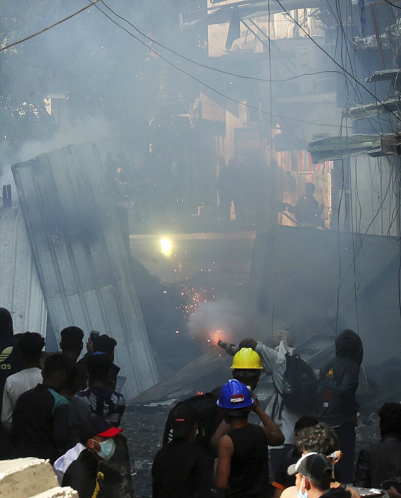 伊拉克示威：11月30日，示威者向保安部隊發射煙花。（AP）