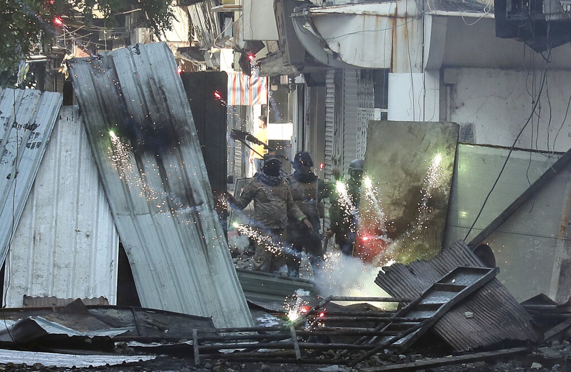 伊拉克示威:11月30日,示威者繼續在首都巴格達(Baghdad)及南部地區抗議。(AP) 伊拉克示威:11月30日,示威者繼續在首都巴格達(Baghdad)及南部地區抗議。(AP)