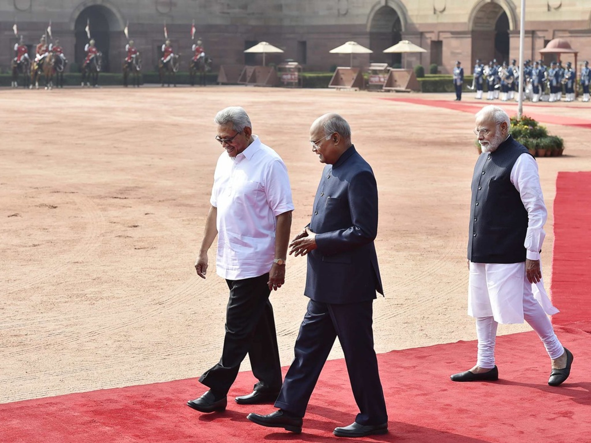 11月29日,印度總統科温德(右)和總理莫迪舉行儀式,歡迎到訪的斯里蘭卡新總統戈塔巴雅·拉賈帕克薩。(VCG) 11月29日,印度總統科温德(右)和總理莫迪舉行儀式,歡迎到訪的斯里蘭卡新總統戈塔巴雅·拉賈帕克薩。(VCG)