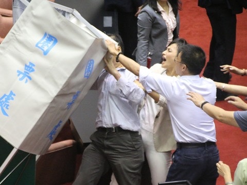 【觀察】台灣大選一張選票兩樣情　不等值的學生與台商投票權