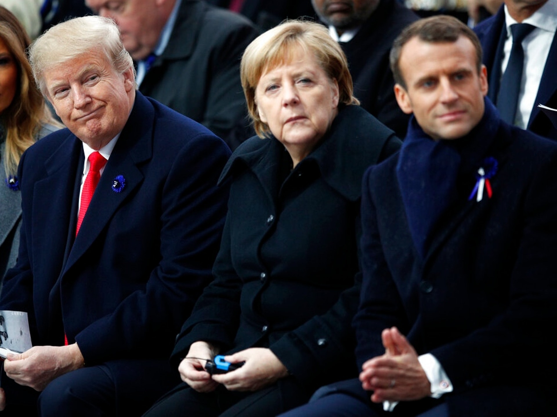 美國總統特朗普(左)12月2日起程赴英,將與法國總統馬克龍(右)及德國總理默克爾(中)會面。圖為11月三人在法國巴黎出席第一次世界大戰結束一百周年紀念活動。(AP) 美國總統特朗普(左)12月2日起程赴英,將與法國總統馬克龍(右)及德國總理默克爾(中)會面。圖為11月三人在法國巴黎出席第一次世界大戰結束一百周年紀念活動。(AP)