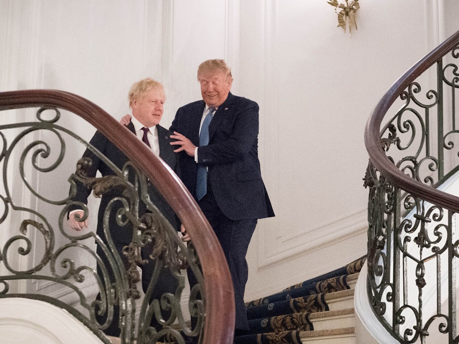 雖然約翰遜和特朗普關係緊密,但是特朗普在英國非常不受歡迎,約翰遜不得不疏遠特朗普。(VCG)