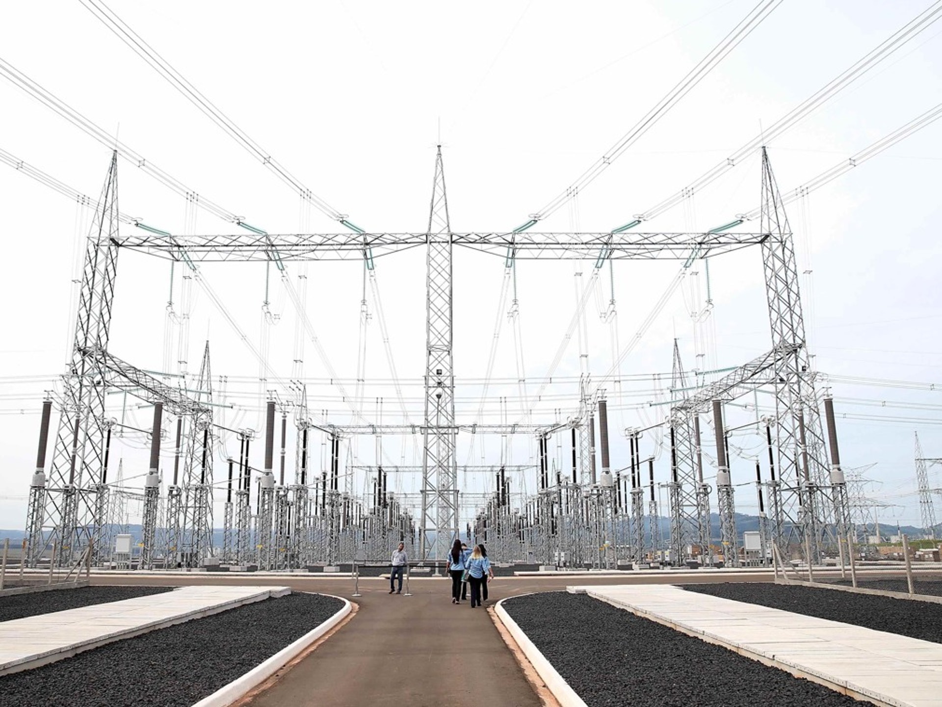 中國國家電網公司是中國政府控股公司,近年開始在菲律賓、巴西、葡萄牙、澳洲等地區開展業務。圖為該公司建設的巴西埃斯特羅託換流站。該輸電線路起於巴西北部帕拉州,止於東南部的米納斯吉拉斯州,橫跨四個州,穿越66個城市,輸送距離達到2000多公里(新華社) 中國國家電網公司是中國政府控股公司,近年開始在菲律賓、巴西、葡萄牙、澳洲等地區開展業務。圖為該公司建設的巴西埃斯特羅託換流站。該輸電線路起於巴西北部帕拉州,止於東南部的米納斯吉拉斯州,橫跨四個州,穿越66個城市,輸送距離達到2000多公里(新華社)