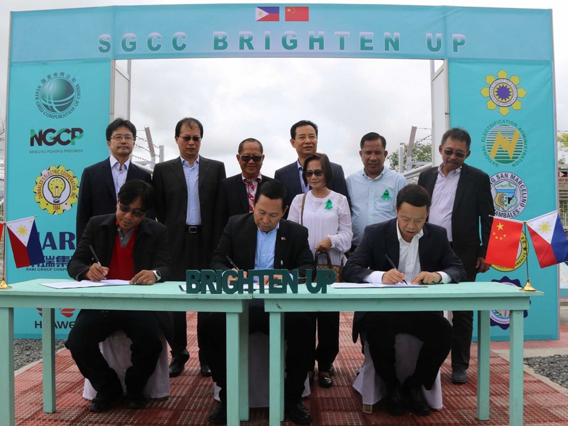 在菲律賓巴利瓦特村,中國國家電網公司與菲律賓政府簽署移交光伏電站所有權。(新華社)