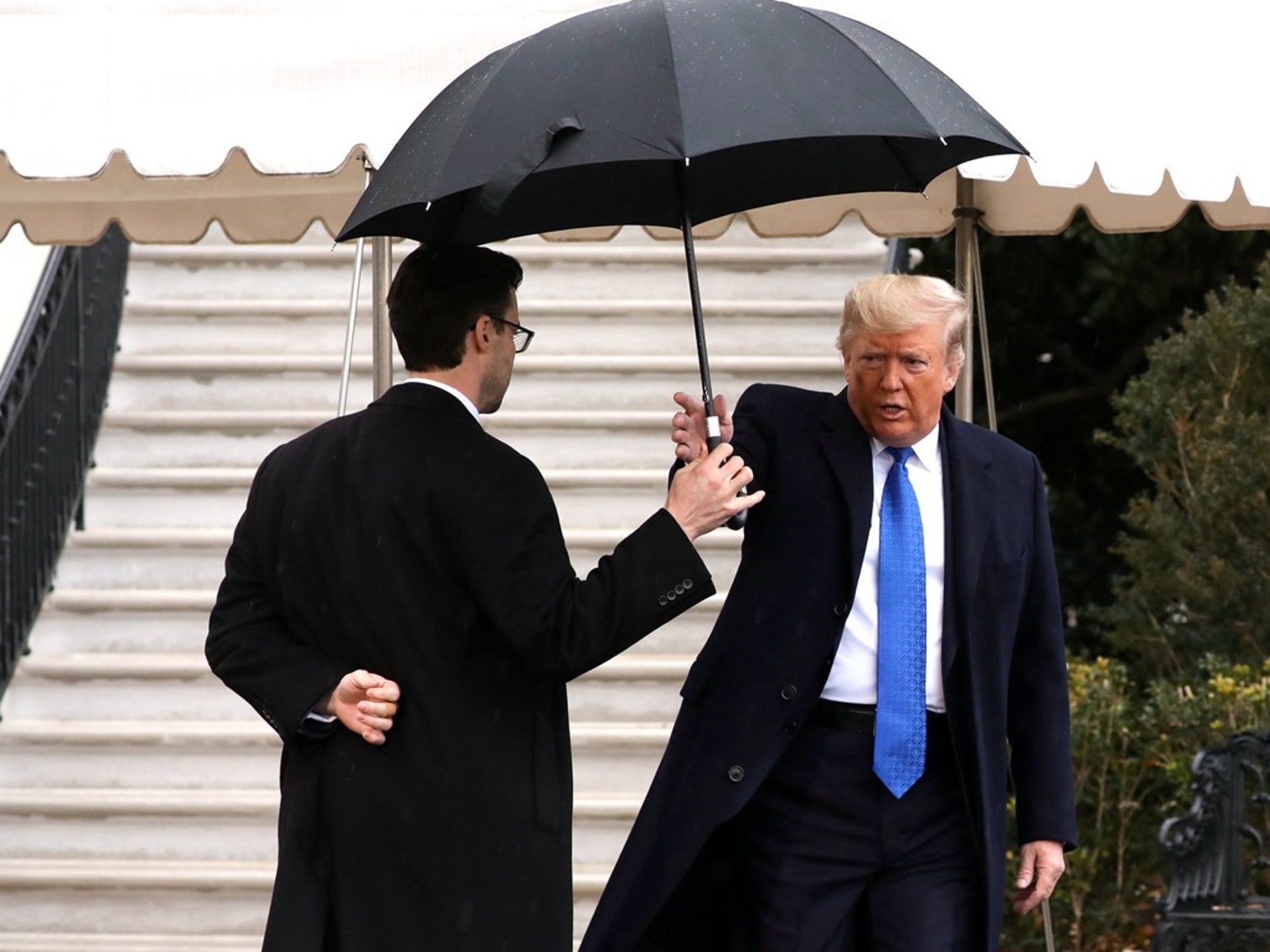 當地時間2019年12月2日,英國艾塞克斯郡,美國總統特朗普(右)與夫人梅拉尼婭抵達斯坦斯特德機場,將出席北約峰會。預計特朗普將在峰會上提及所謂「中國威脅」。(Reuters)