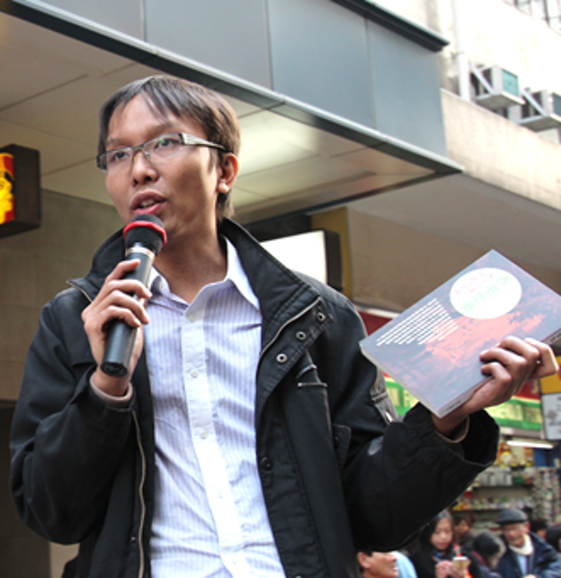 區議員譚凱邦建議循環再用橫額,捐予狗場。(Facebook@譚凱邦 Roy Tam) 區議員譚凱邦建議循環再用橫額,捐予狗場。(Facebook@譚凱邦 Roy Tam)