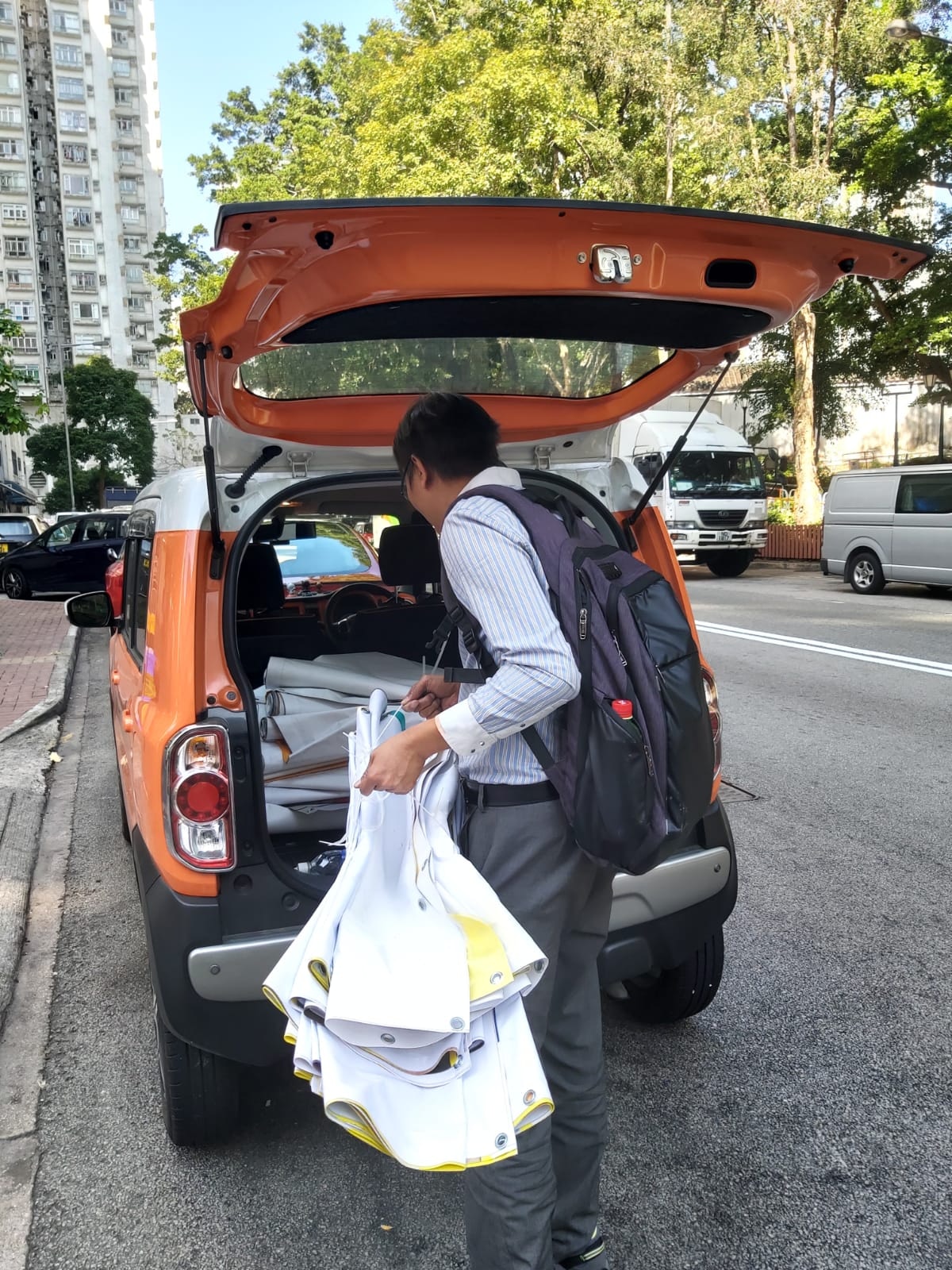 譚凱邦昨日(2日)帶同約30塊橫額親訪狗場送暖。(受訪者提供) 譚凱邦昨日(2日)帶同約30塊橫額親訪狗場送暖。(受訪者提供)