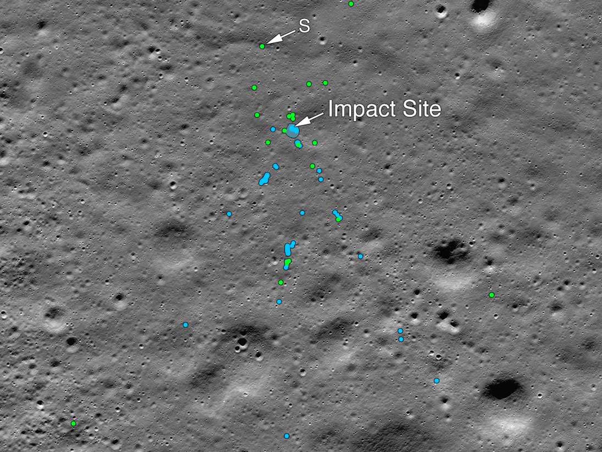 12月2日,NASA公開最新照片顯示了撞擊點,綠色和藍色分別代表碎片和受影響的月壤。(NASA官方網站)