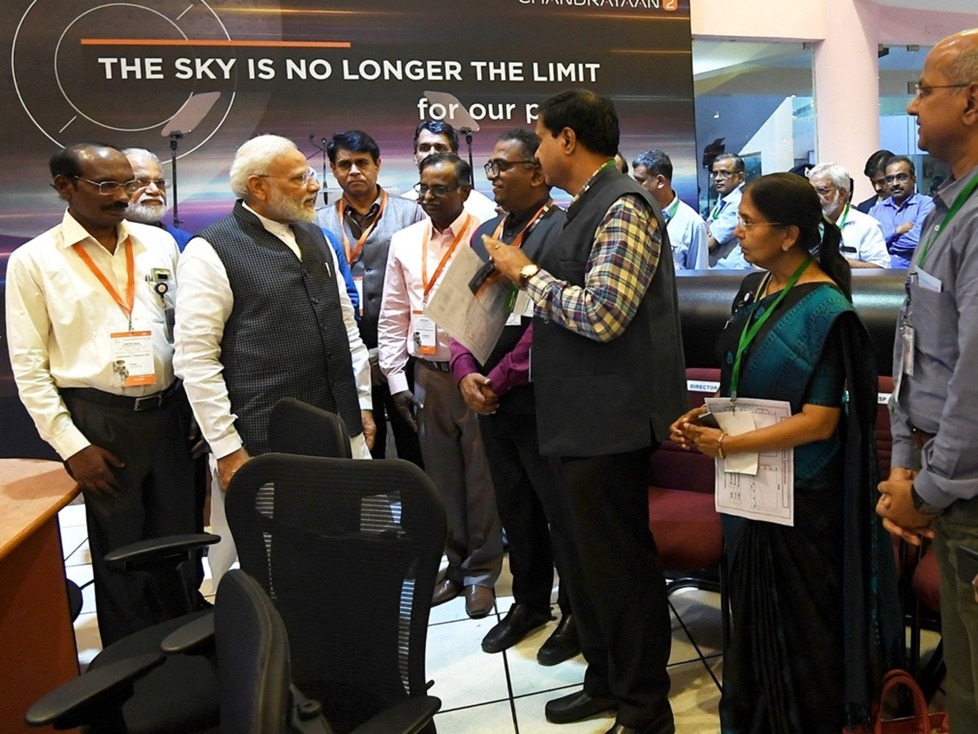 「月船2號」發射前,印度總理莫迪也親自現身班加羅爾航天指揮中心。(Reuters)