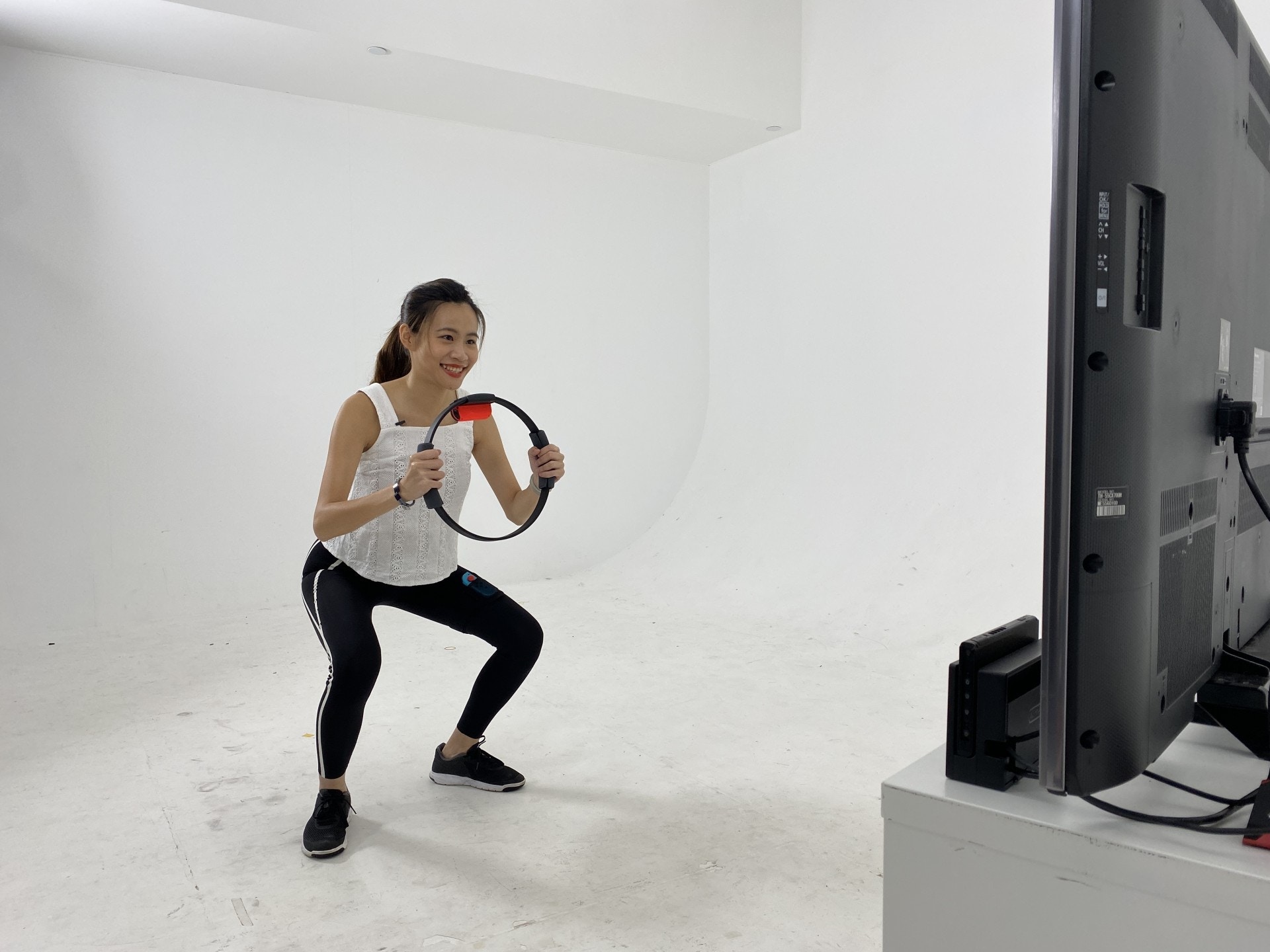 【RingFit Adventure】深蹲對健身的效果非常顯著(林勇攝) 【RingFit Adventure】深蹲對健身的效果非常顯著(林勇攝)