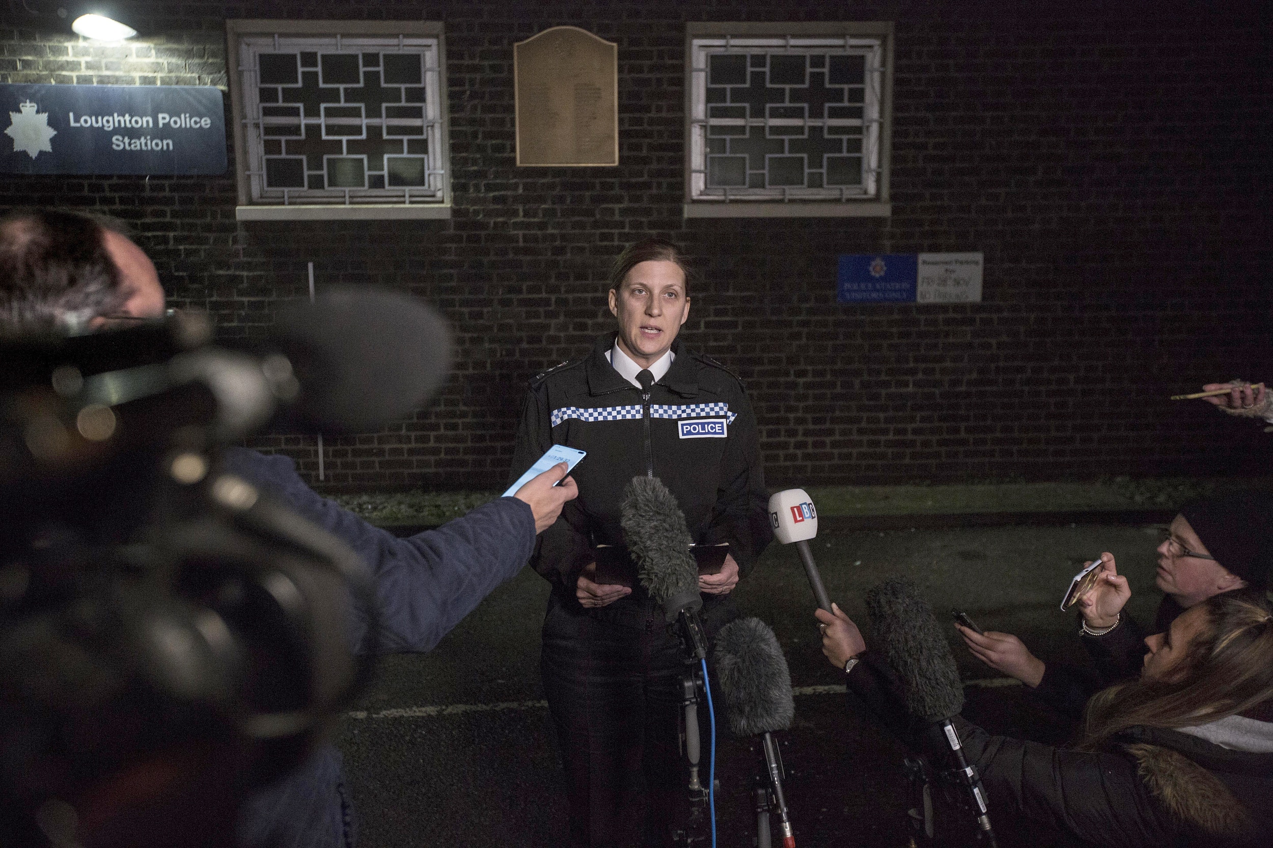 英國私家車撞學生：埃塞克斯郡總警司哈曼（Tracey Harman）12月2日在郡勞頓（Loughton）警署外就是次交通意外發表聲明。（VCG）