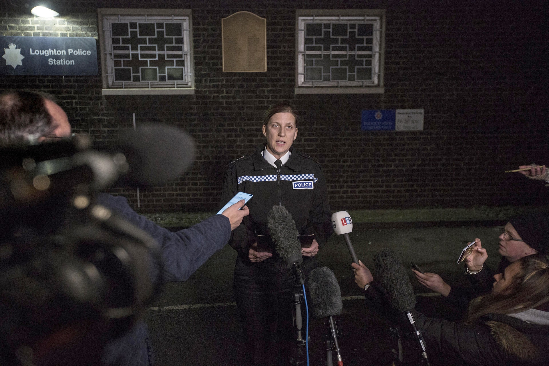 英國私家車撞學生:埃塞克斯郡總警司哈曼(Tracey Harman)12月2日在郡勞頓(Loughton)警署外就是次交通意外發表聲明。(VCG) 英國私家車撞學生:埃塞克斯郡總警司哈曼(Tracey Harman)12月2日在郡勞頓(Loughton)警署外就是次交通意外發表聲明。(VCG)