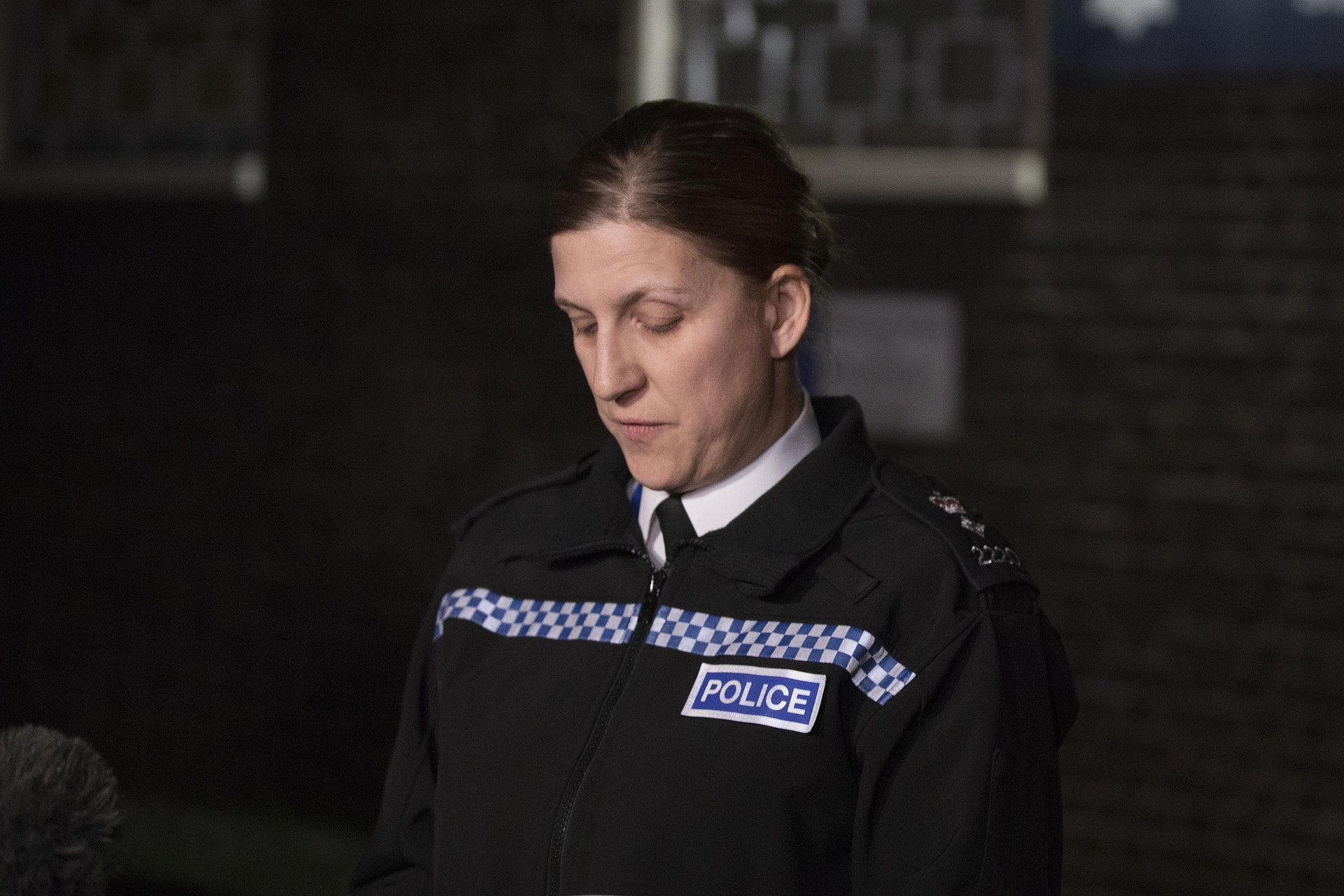 英國私家車撞學生:埃塞克斯郡總警司哈曼12月2日在郡勞頓警署外就是次交通意外發表聲明。(VCG)