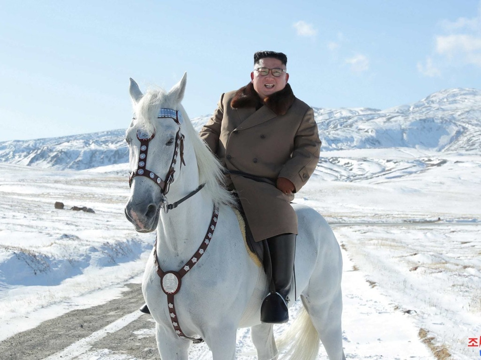 朝中社10月16日公開金正恩騎馬登上白頭山畫面。(Reuters)