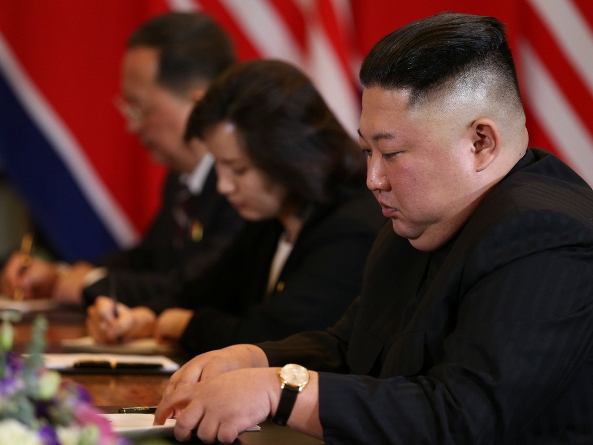 外界十分關注朝鮮多次預告的「全新道路」具體內容。圖為朝鮮最高領導人金正恩(右)2019年2月28日參加河內美朝首腦會晤。(Reuters) 外界十分關注朝鮮多次預告的「全新道路」具體內容。圖為朝鮮最高領導人金正恩(右)2019年2月28日參加河內美朝首腦會晤。(Reuters)