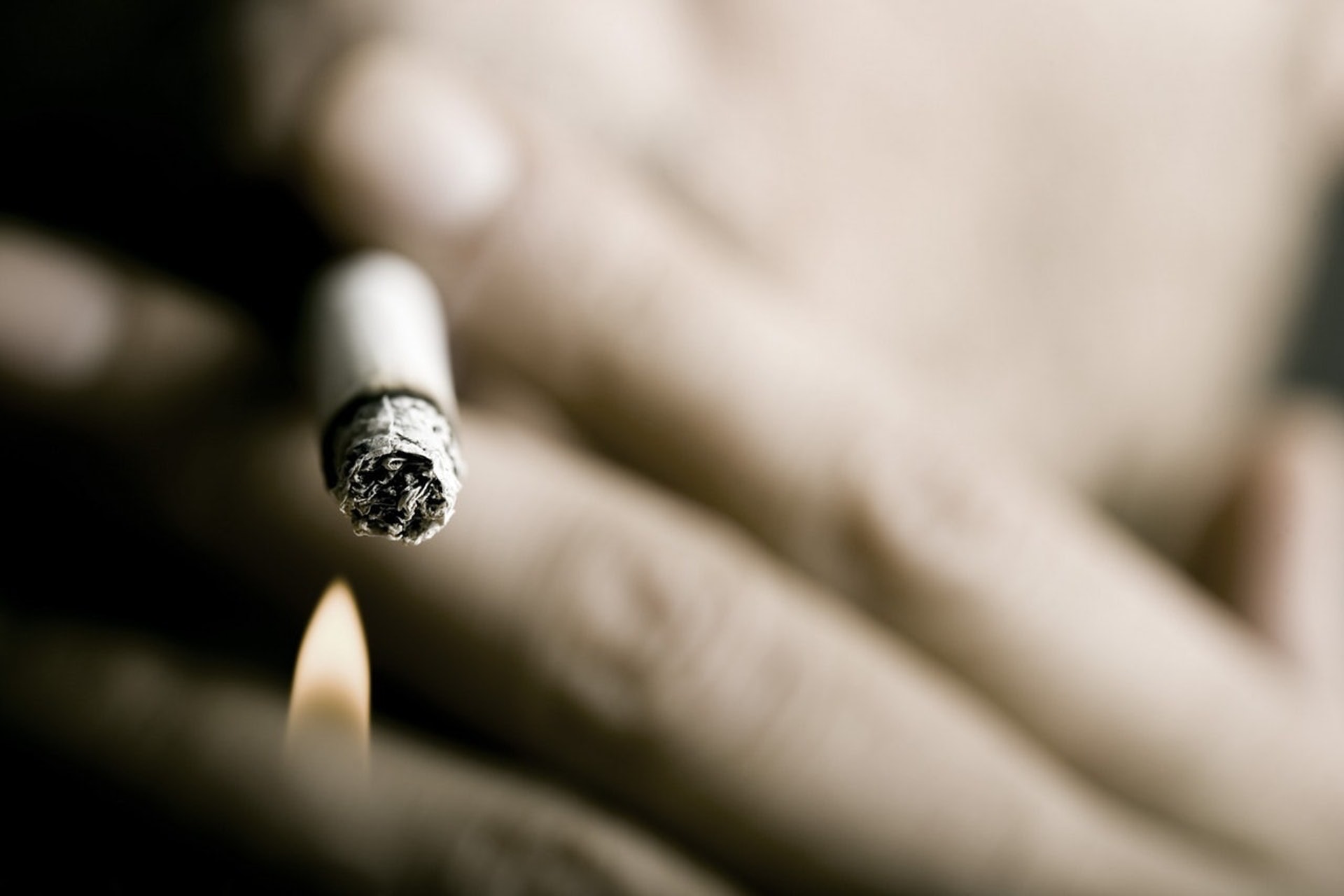 有吸煙習慣的人是患老年黃斑病變的高危一族，因此戒煙就是最直接的預防方法之一。（視覺中國）