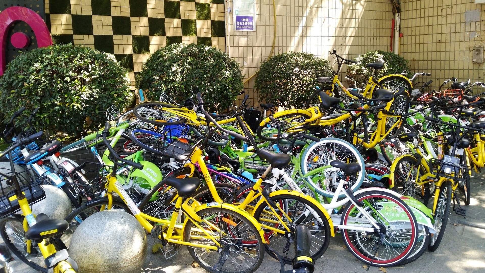 內地近年來流行的共享單車，衍生出亂停放等問題。（資料圖片）