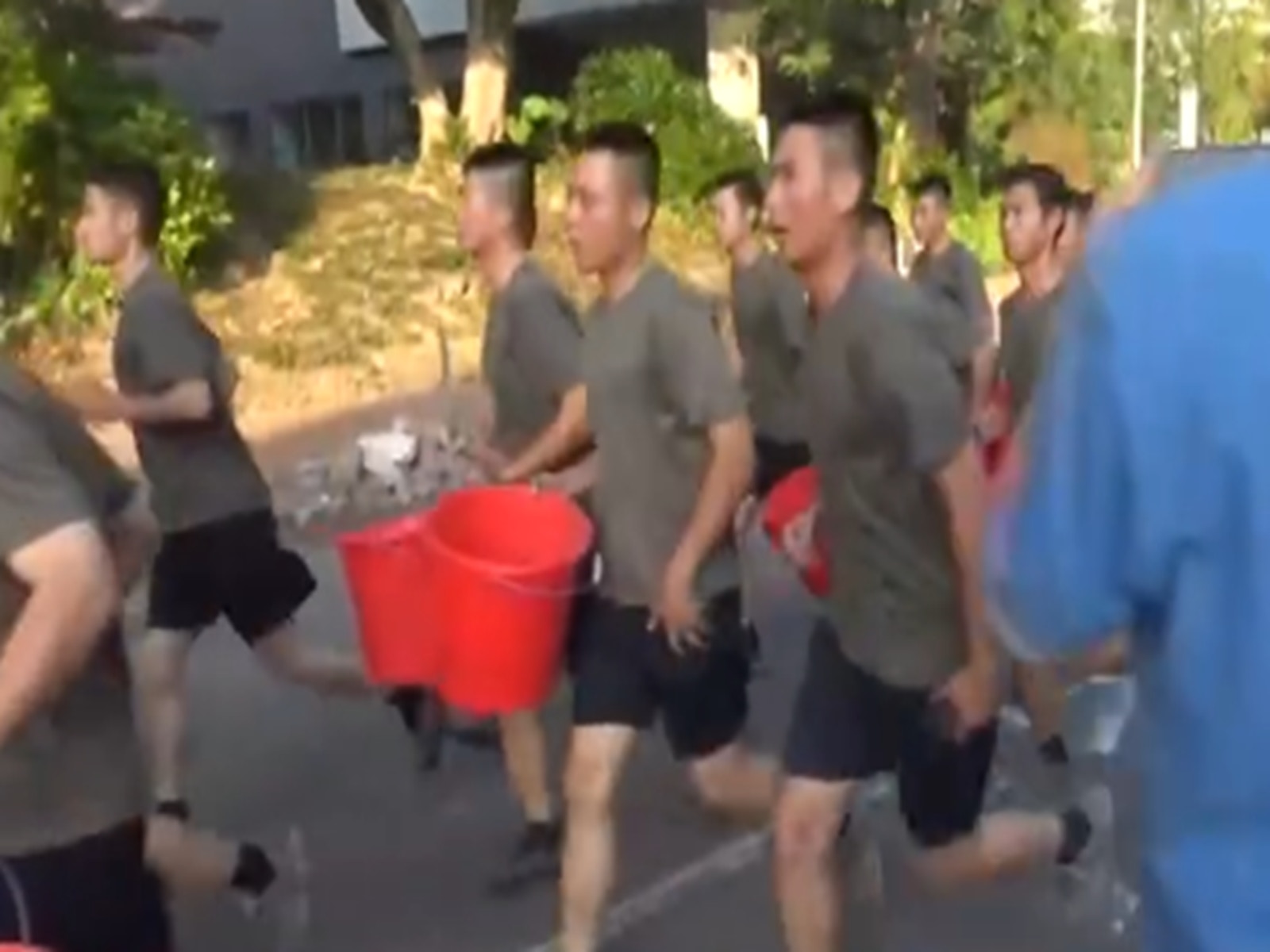点击图片看原样大小图片