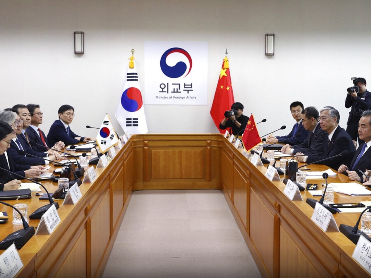 當地時間12月4日下午,中韓外長舉行會晤。(AP) 當地時間12月4日下午,中韓外長舉行會晤。(AP)