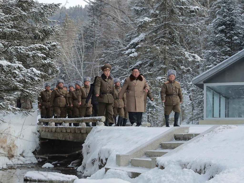 朝鮮人民軍總參謀長樸正川（右一）陪同朝鮮最高領導人金正恩（右二）登白頭山顯示其重要地位，有學者認為，金正恩借樸正川之口向特朗普發出信號。（Reuters）