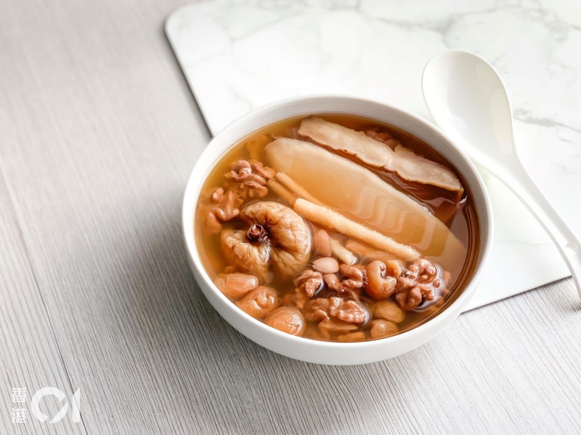 玉竹沙參圓肉湯,北沙參、玉竹及淮山等有養陰之效,陰精充沛,有利於人體陽氣生長,不怕寒冷。 玉竹沙參圓肉湯,北沙參、玉竹及淮山等有養陰之效,陰精充沛,有利於人體陽氣生長,不怕寒冷。