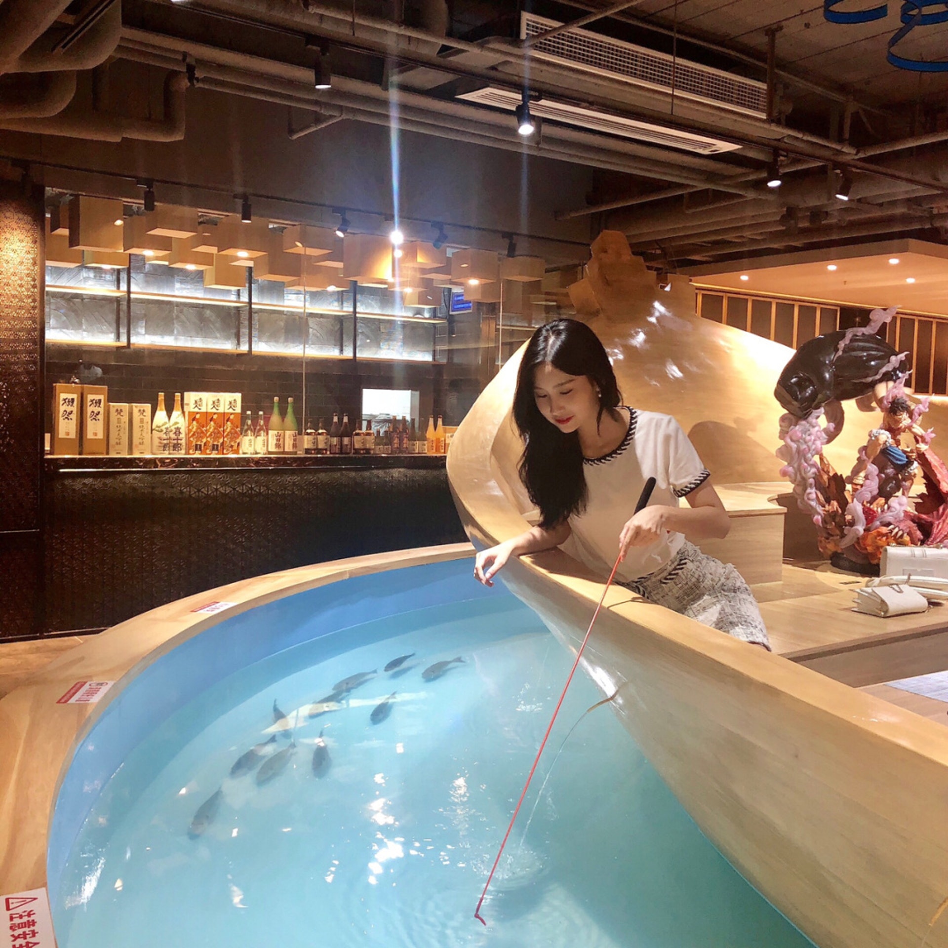海渡船屋魚池上方停着一艘巨大的「船」,足足20米長!飄在水面上,恍惚間像是聽到了那一句:「來了,那個要成為海賊王的男人!」(小紅書@chen) 海渡船屋魚池上方停着一艘巨大的「船」,足足20米長!飄在水面上,恍惚間像是聽到了那一句:「來了,那個要成為海賊王的男人!」(小紅書@chen)