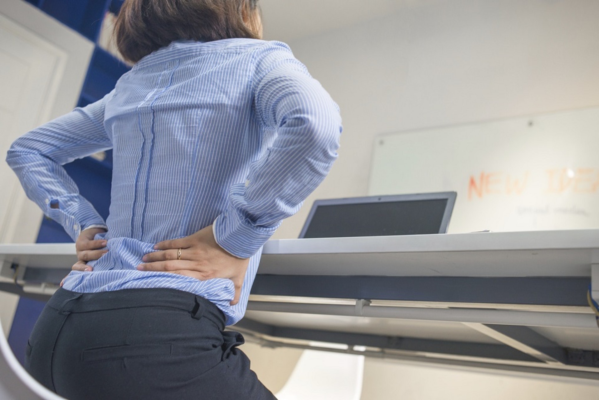腰痛可能是複雜性的泌尿道感染的症状。（iStock）