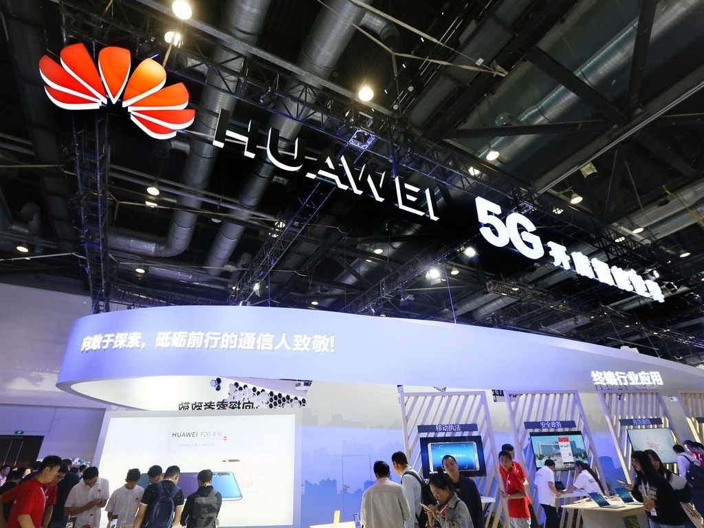 華為掌握先進的5G技術，在全球5G建設中佔據重要地位。圖為2018年9月26日，在北京舉行的中國國際訊息通信展上，華為展台「5G開啟智能世界」。（VCG）