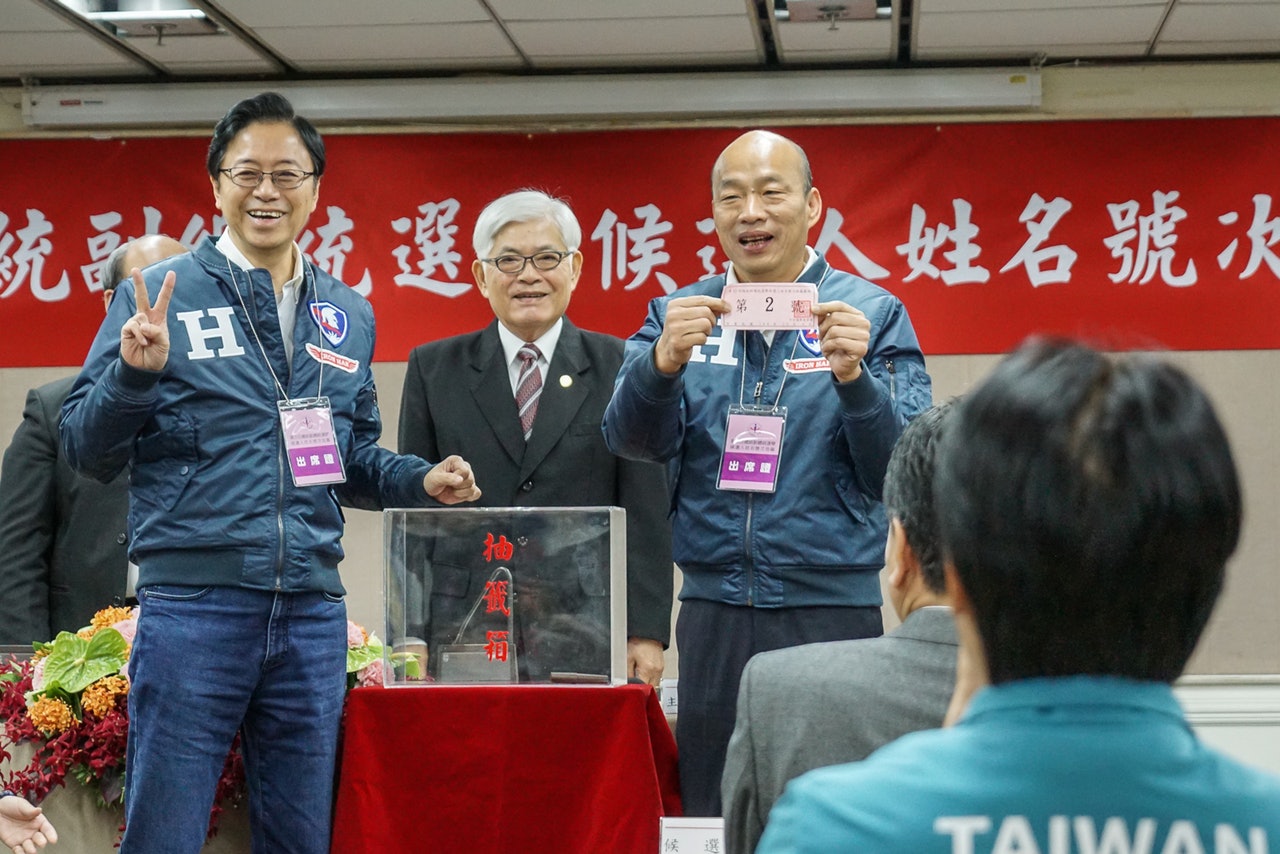韓國瑜與副手搭檔張善政連手登台抽出「二號」。 (洪嘉徽/多維新聞) 韓國瑜與副手搭檔張善政連手登台抽出「二號」。 (洪嘉徽/多維新聞)