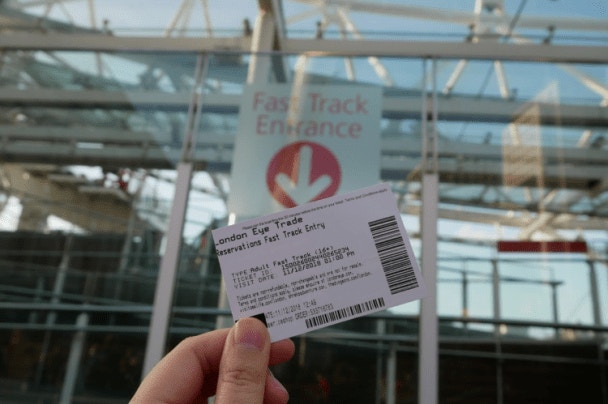 如果是買了特快通道門票的話,就可以立即越過長長隊伍,直接登上摩天輪!(KKday授權使用) (KKday授權使用)