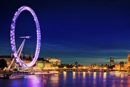 在夜晚時，摩天輪會被點亮燈光，染上一層絢麗色彩，這時候的倫敦眼也超級超級美麗奪人的。（KKday授權使用）