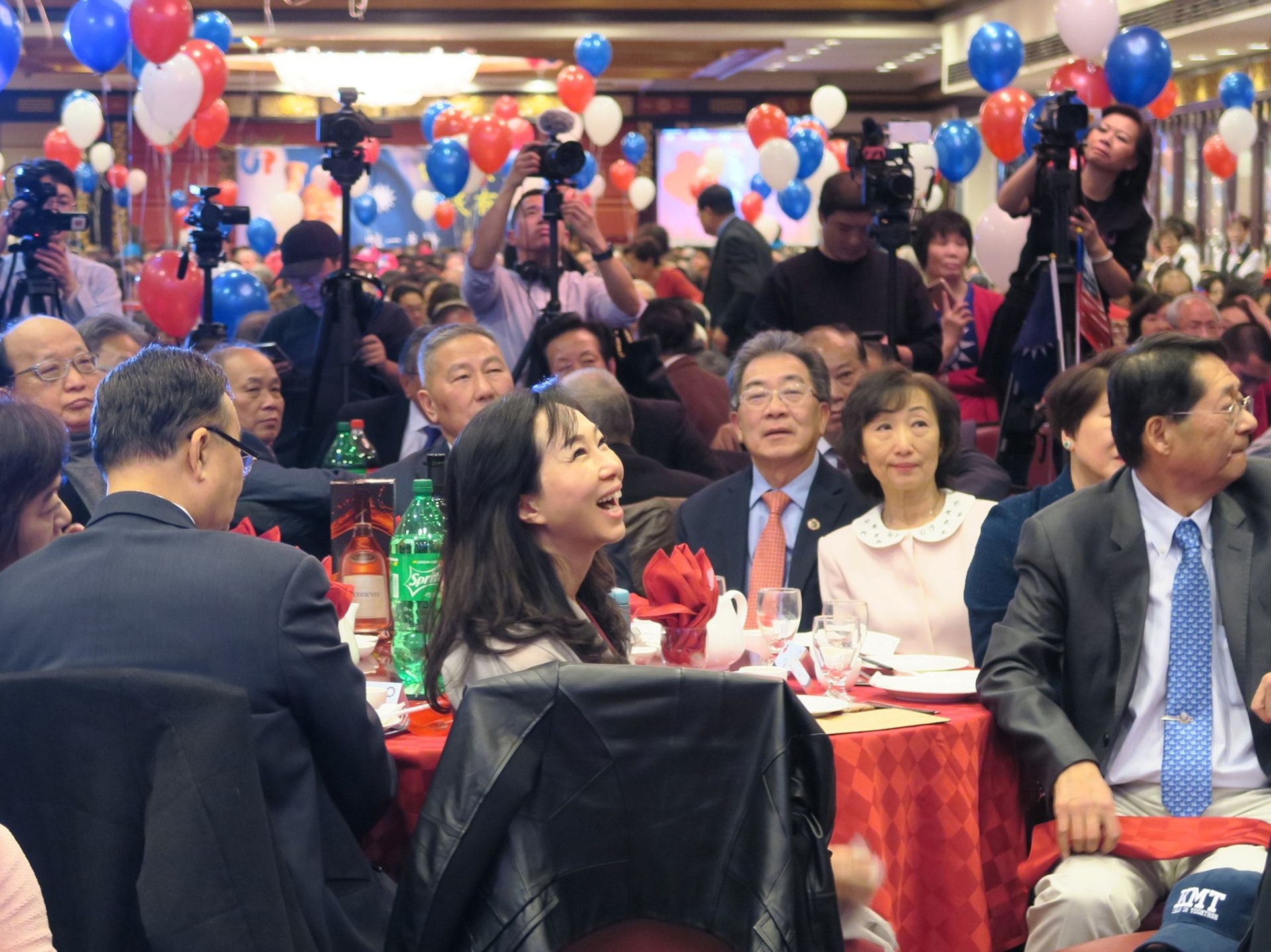 韓國瑜妻子李佳芬訪美於紐約舉辦造勢晚宴,現場擠入千名台僑表達支持。李佳芬表示,台灣的民主已經快被民進黨消耗殆盡,呼籲台僑應踴躍返台投票。(中央社) 韓國瑜妻子李佳芬訪美於紐約舉辦造勢晚宴,現場擠入千名台僑表達支持。李佳芬表示,台灣的民主已經快被民進黨消耗殆盡,呼籲台僑應踴躍返台投票。(中央社)
