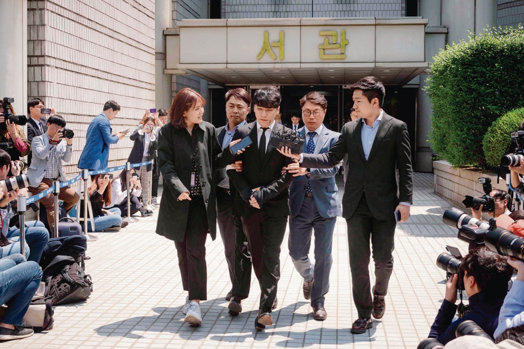 韓流變革時：Big Bang成員勝利（中）捲入涉毒、賄賂及性交易等多宗醜聞，早前接受檢方調查，並宣佈退出演藝圈。（VCG）