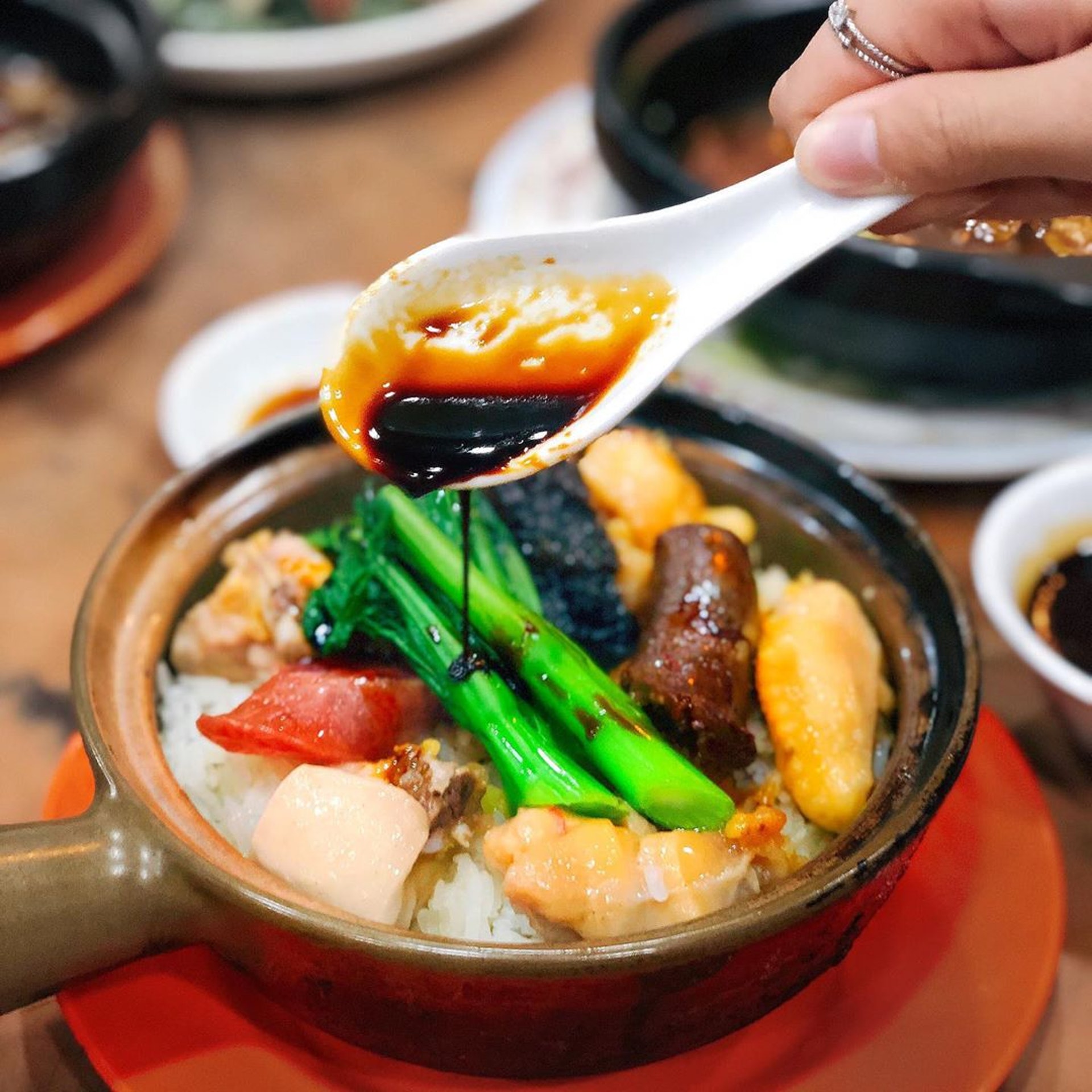 臘味滑雞飯雞($100)雞肉嫩滑、臘腸潤腸只有半條、再加一塊臘肉,份量較少。(ig@ littlefoodiejojo) 臘味滑雞飯雞($100)雞肉嫩滑、臘腸潤腸只有半條、再加一塊臘肉,份量較少。(ig@ littlefoodiejojo)