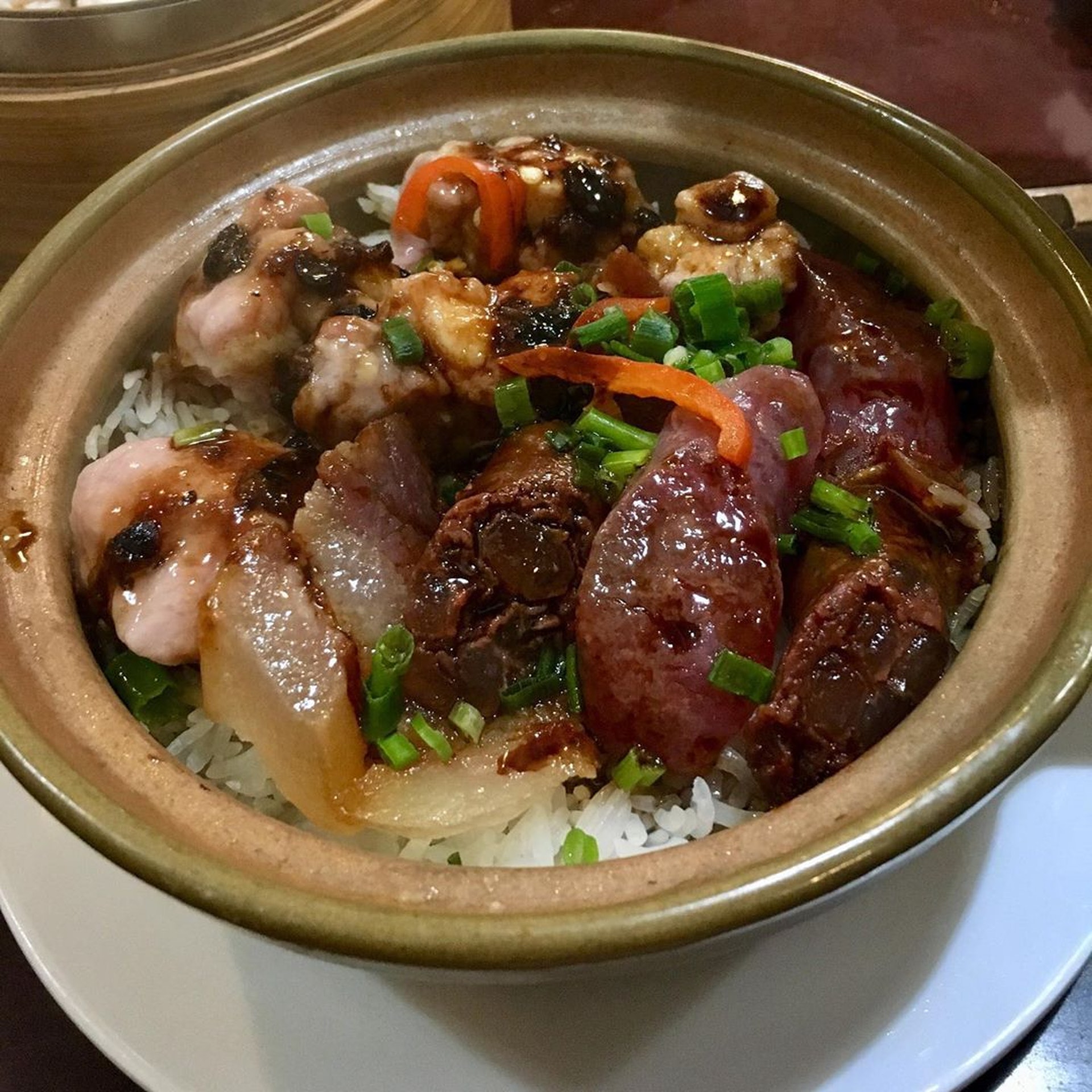 臘腸排骨煲仔飯。（ig@ kitprincess）