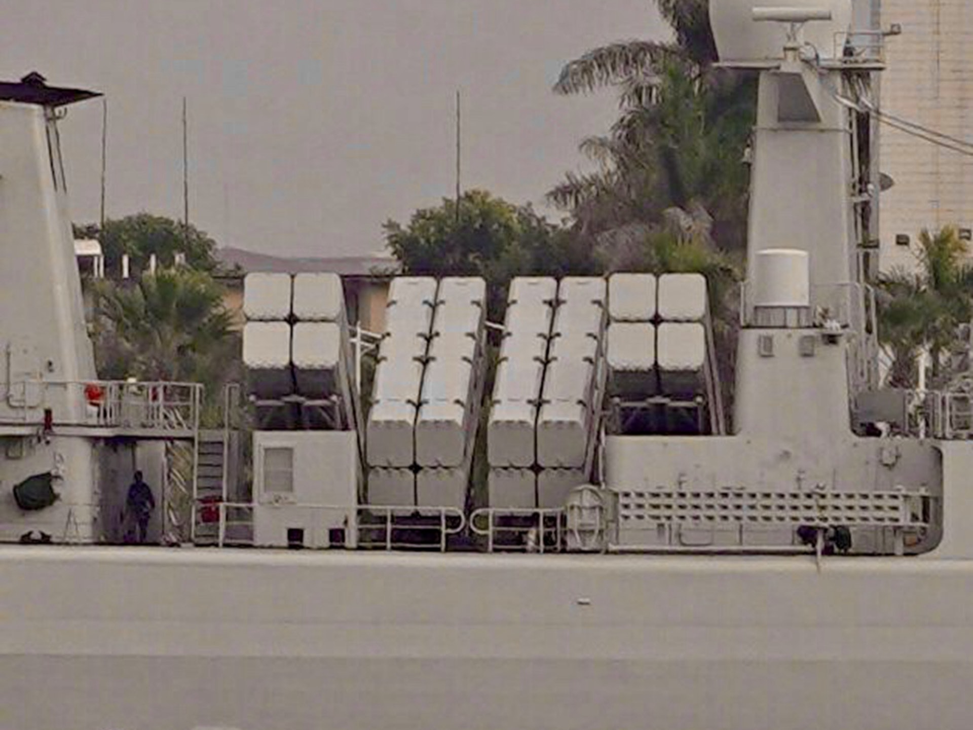 陸海軍深圳艦已搭載至少16枚鷹擊-12超音速反艦導彈。(圖/翻攝微博)