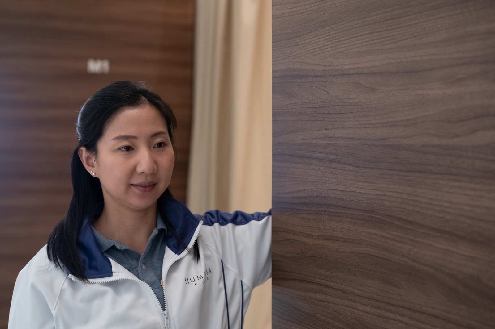 3. 手臂L字型轉開:手呈L字型,指尖向上,掌手及前臂貼在牆身,身體向外轉,打開胸肌,完成後換邊。每日做10 下,每次維持10至20秒。(高仲明攝) 3. 手臂L字型轉開:手呈L字型,指尖向上,掌手及前臂貼在牆身,身體向外轉,打開胸肌,完成後換邊。每日做10 下,每次維持10至20秒。(高仲明攝)