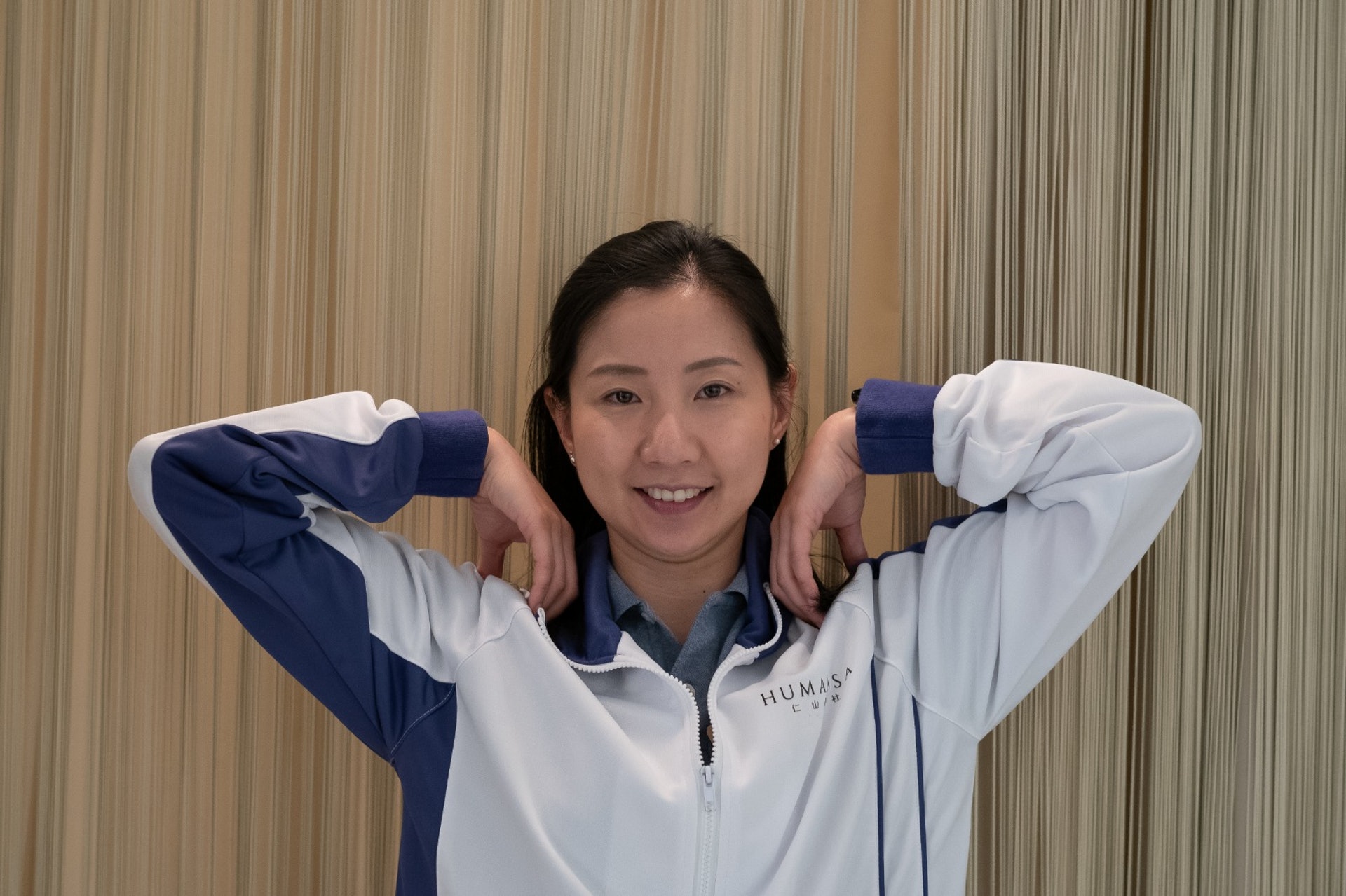 1. 轉肩:雙肩放鬆,將雙手放在雙肩上,用手踭向後畫圈,舒展肩膊旁邊的肌肉。每日做10 下,每次維持10至20秒。(高仲明攝) 1. 轉肩:雙肩放鬆,將雙手放在雙肩上,用手踭向後畫圈,舒展肩膊旁邊的肌肉。每日做10 下,每次維持10至20秒。(高仲明攝)