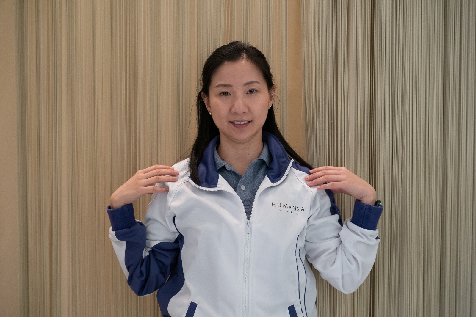 1. 轉肩:雙肩放鬆,將雙手放在雙肩上,用手踭向後畫圈,舒展肩膊旁邊的肌肉。每日做10 下,每次維持10至20秒。(高仲明攝) 1. 轉肩:雙肩放鬆,將雙手放在雙肩上,用手踭向後畫圈,舒展肩膊旁邊的肌肉。每日做10 下,每次維持10至20秒。(高仲明攝)