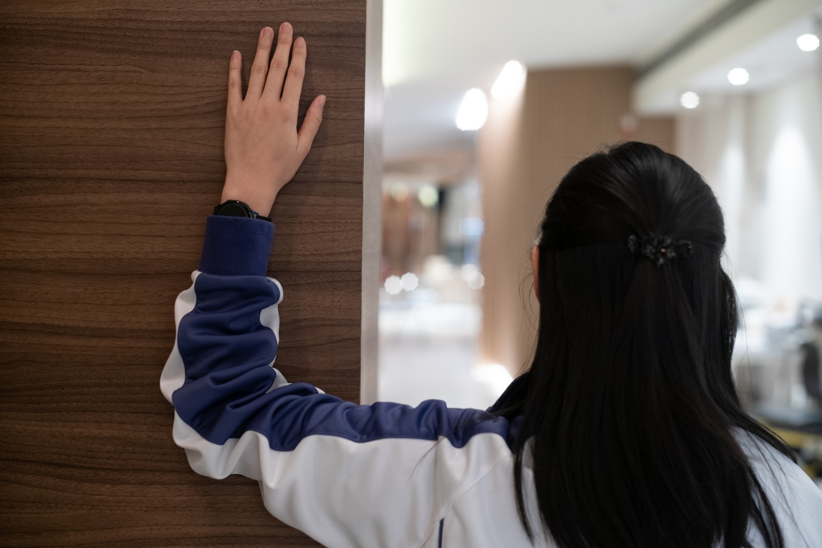 3. 手臂L字型轉開:手呈L字型,指尖向上,掌手及前臂貼在牆身,身體向外轉,打開胸肌,完成後換邊。每日做10 下,每次維持10至20秒。(高仲明攝) 3. 手臂L字型轉開:手呈L字型,指尖向上,掌手及前臂貼在牆身,身體向外轉,打開胸肌,完成後換邊。每日做10 下,每次維持10至20秒。(高仲明攝)