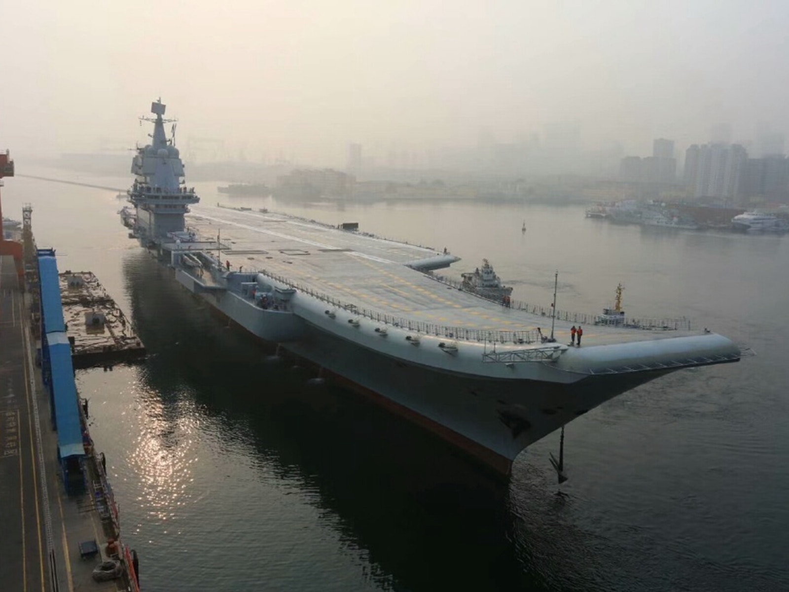 中國國產航母動力仍採用蒸汽鍋爐，並使用滑躍甲板。（微博@軍網英文）