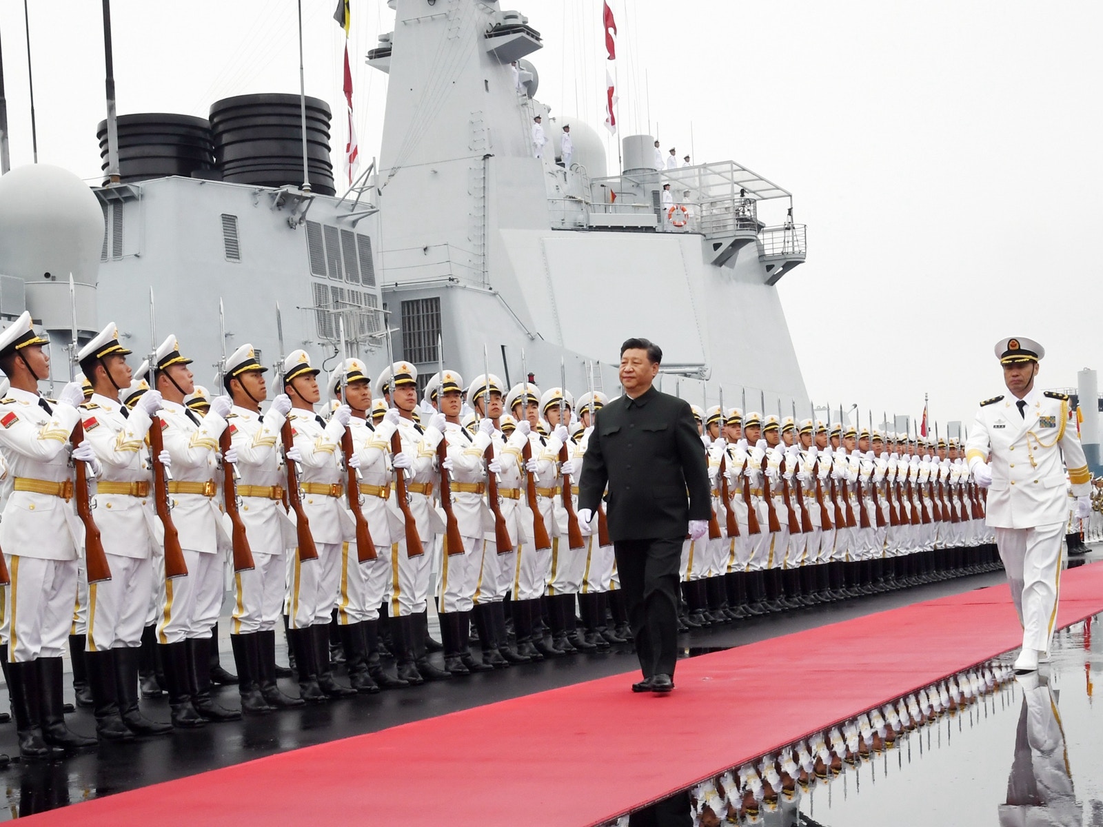 中共總書記、軍委主席習近平重視海軍的發展。圖為2019年4月23日在青島檢閲驅逐艦儀仗隊。（新華社）