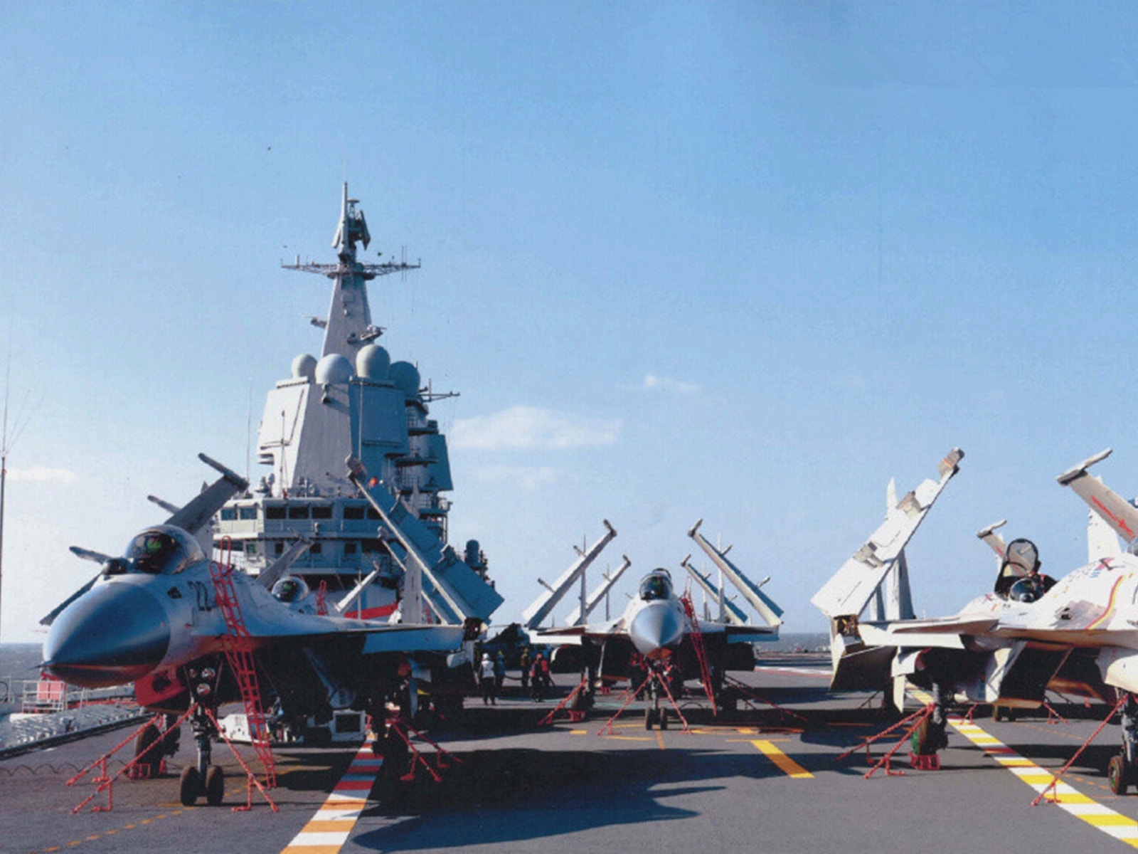 中國國產航母搭載多架殲-15艦載機。(鼎盛軍事) 中國國產航母搭載多架殲-15艦載機。(鼎盛軍事)